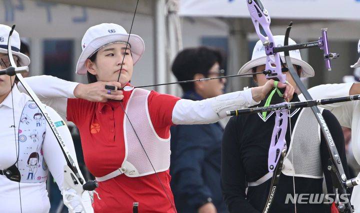 [광주=뉴시스] 이영주 기자 = 14일 오후 광주 남구 광주국제양궁장에서 열린 제104회 전국체전 양궁 리커브 여자 고등·대학·일반부 70m·60m 경기, 국가대표 기보배(광주시청)가 활 시위를 당기고 있다. 2023.10.14. leeyj2578@newsis.com