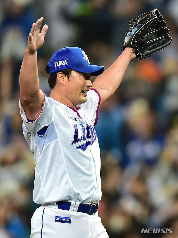 [대구=뉴시스] 이무열 기자 = 14일 오후 대구 삼성라이온즈파크에서 열린 프로야구 신한은행 SOL 2023 KBO리그 SSG 랜더스의 경기와 삼성 라이온즈의 경기, 5대3으로 승리한 삼성 마무리 투수 오승환이 KBO리그 최초 개인 통산 400세이브를 달성한 뒤 기뻐하고 있다. 2023.10.14. lmy@newsis.com