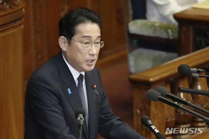 [도쿄=AP/뉴시스]기시다 후미오(岸田文雄) 일본 총리의 측근인 하야시 요시마사(林芳正) 전 외무상은 25일 중의원(하원) 해선·총선거 시기와 관련 "연말 가능성은 남아있다"고 밝혔다. 사진은 기시다 일본 총리가 지난 23일 도쿄 국회에서 열린 임시국회에서 연설을 하고 있는 모습. 2023.10.25.