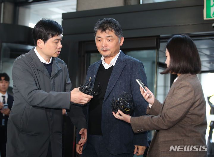 [서울=뉴시스] 고승민 기자 = 김범수 카카오 미래이니셔티브센터장이 SM엔터테인먼트 주가 시세 조종 의혹과 관련해 23일 서울 금융감독원으로 출석하고 있다.  2023.10.23. kkssmm99@newsis.com
