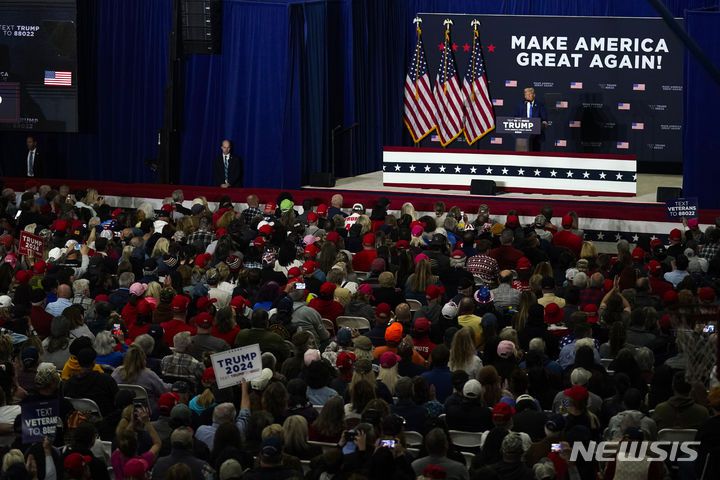 [데리( 미 뉴햄프셔주)=AP/뉴시스]  뉴햄프셔주에서 10월 23일 선거운동을 하면서 자신이 넬슨 만델라라고 주장하는 공화당 대선 후보 트럼프.  2023.10.24.