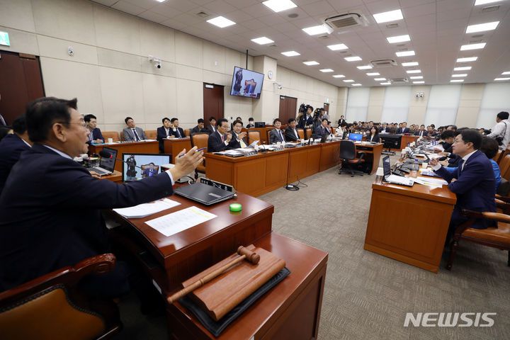 [서울=뉴시스] 조성봉 기자 = 26일 오전 서울 여의도 국회에서 열린 행정안전위원회 국정감사에서 여야 간사인 김용판 국민의힘 의원과 강병원 더불어민주당 의원의 언쟁을 김교흥 위원장이 제지하고 있다.  2023.10.26. suncho21@newsis.com
