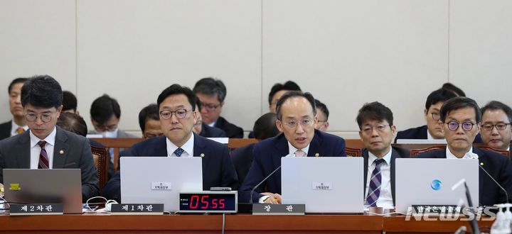 [서울=뉴시스] 이영환 기자 = 추경호 부총리 겸 기획재정부 장관이 27일 오전 서울 여의도 국회에서 열린 기획재정위원회의 기획재정부 등에 대한 종합감사에서 의원들의 질의에 답하고 있다. 김병환 기획재정부 제1차관, 김완섭 기획재정부 제2차관, 추 장관, 이창용 한국은행 총재.  2023.10.27. 20hwan@newsis.com