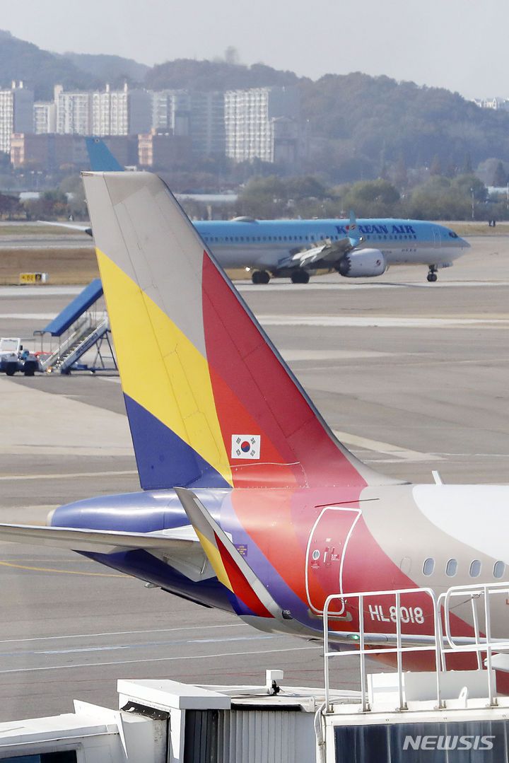 [서울=뉴시스] 최동준 기자 = 아시아나항공의 화물사업 매각 논의 이사회를 하루 앞둔 29일 서울 강서구 김포공항에 아시아나항공, 대한항공 항공기가 주기가 되어있다. 대한항공과 아시아나항공 합병은 오는 30일 이사회 결과에 따라 분수령을 맞을 조짐이다. 2023.10.29. photocdj@newsis.com