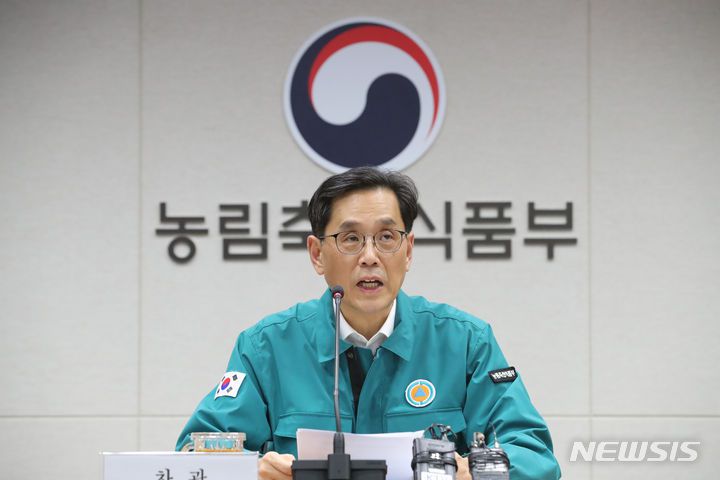 [세종=뉴시스] 강종민 기자 = 한훈 농림축산식품부 차관이 2일 세종시 정부세종청사 농식품부 재난상황실에서 열린 소 럼피스킨병 발생 중앙사고수습본부 회의에서 방역상황을 점검하고 있다. 2023.11.02. ppkjm@newsis.com