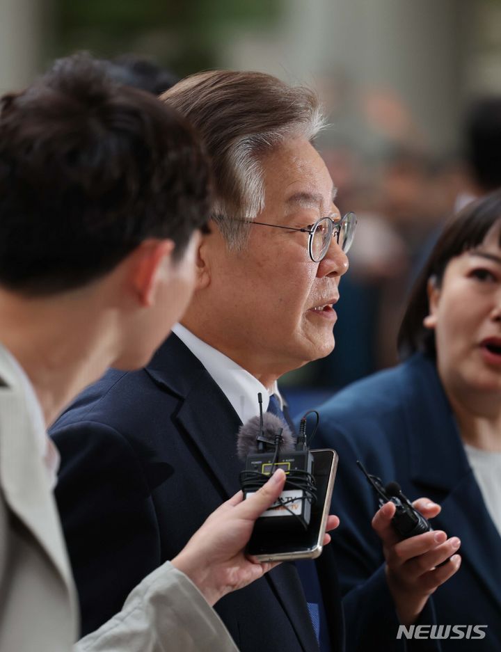 [서울=뉴시스] 최진석 기자 = 이재명 더불어민주당 대표가 3일 서울 서초구 서울중앙지방법원에서 열린 '대장동 배임 및 성남FC 뇌물 의혹' 관련 1심 속행 공판에 출석하고 있다. 2023.11.03. myjs@newsis.com