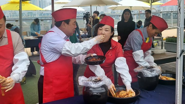 [뉴시스=세종](왼쪽)최민호 세종시장이 담근 김치를 이미숙 김태흠 충남도지사 부인에게 먹여주고 있다.2023.11.04. ssong1007@newsis.com *재판매 및 DB 금지