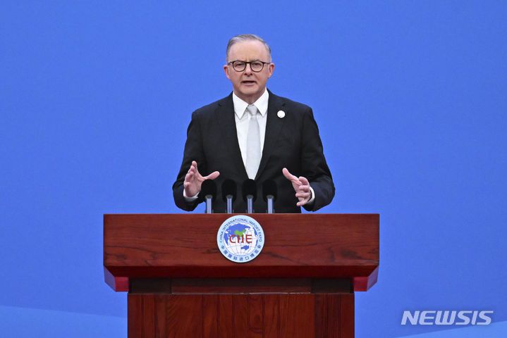 [상하이=AP/뉴시스] 중국과 호주 양국간 해빙무드 속에서 중국을 방문한 앤서니 앨버니지 호주 총리가 5일 중국 상하이에서 열린 제6회 중국 국제수입박람회 개막식에서 연설하고 있다. 그는 "양국간 우호적인 관계가 모두에게 이익이 된다"고 밝혔다. 2023.11.06