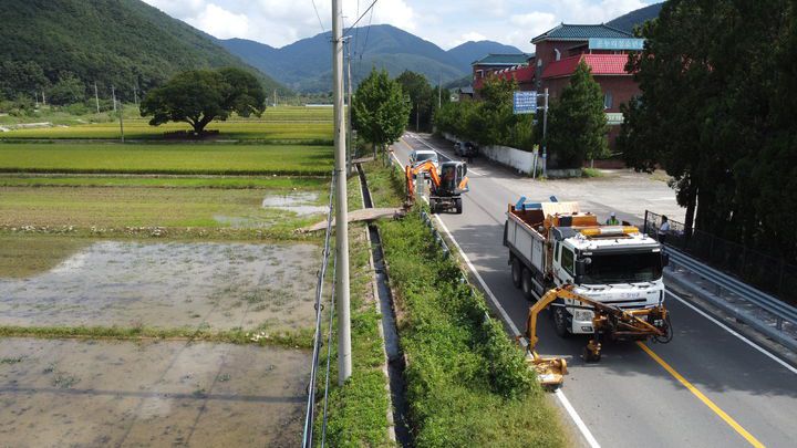 동력제초기를 이용해 도로변 제초작업을 하고 있다. (사진=창녕군 제공) *재판매 및 DB 금지