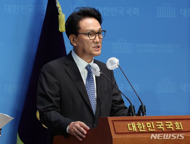 [서울=뉴시스] 추상철 기자 = 안민석 더불어민주당 의원이 6일 오전 서울 여의도 국회에서 '검찰이 최순실씨에 대한 명예훼손 혐의로 기소한 것'과 관련 입장 발표 기자회견을 하고 있다. 2023.11.06. scchoo@newsis.com