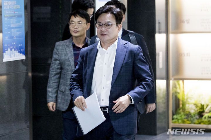 [서울=뉴시스] 최진석 기자 = 김병수 김포시장이 오세훈 시장과의 면담을 위해 6일 오후 서울 중구 서울시청 서울시장 집무실로 향하고 있다.  (공동취재사진) 2023.11.06. photo@newsis.com