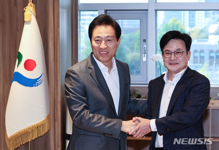 [서울=뉴시스] 최진석 기자 = 오세훈(왼쪽) 서울시장과 김병수 김포시장이 6일 오후 서울 중구 서울시청 서울시장 집무실에서 김포, 서울 편입 관련 회동에 앞서 기념촬영을 하고 있다.  (공동취재사진) 2023.11.06. photo@newsis.com