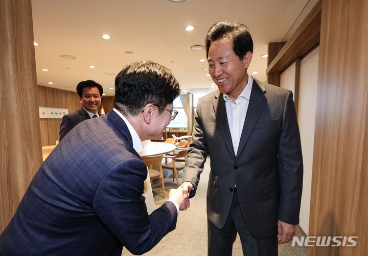 [서울=뉴시스] 최진석 기자 = 오세훈(오른쪽) 서울시장과 김병수 김포시장이 6일 오후 서울 중구 서울시청 서울시장 집무실에서 김포, 서울 편입 관련 회동에 앞서 인사를 나누고 있다.  (공동취재사진) 2023.11.06. photo@newsis.com