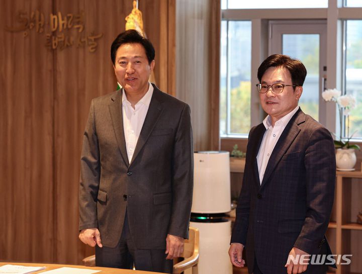 [서울=뉴시스] 최진석 기자 = 오세훈(왼쪽) 서울시장과 김병수 김포시장이 6일 오후 서울 중구 서울시청 서울시장 집무실에서 김포, 서울 편입 관련 회동에 앞서 기념촬영을 하고 있다.  (공동취재사진) 2023.11.06. photo@newsis.com
