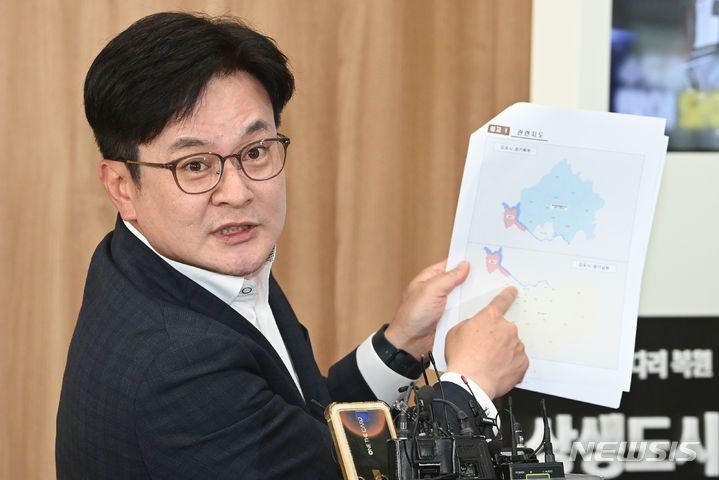 [서울=뉴시스] 최진석 기자 = 김병수 김포시장이 6일 오후 서울 중구 서울시청에서 오세훈 서울시장과 김포, 서울 편입 관련 회동을 마친 후 백브리핑을 하고 있다.  (공동취재사진) 2023.11.06. photo@newsis.com