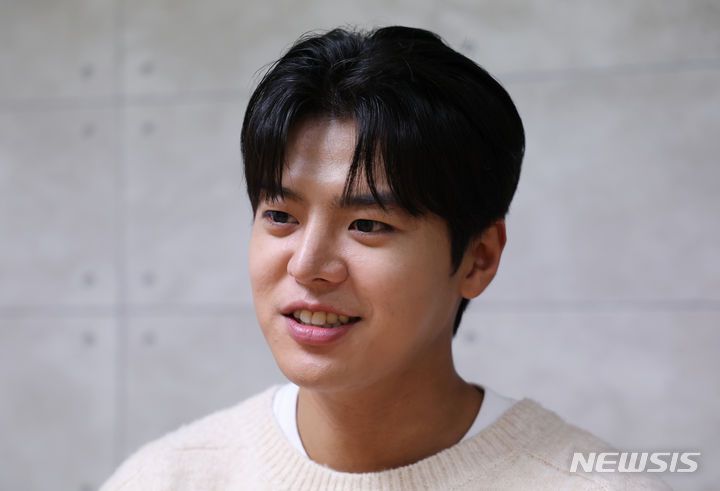 [서울=뉴시스] 고승민 기자 = 배우 려운이 서울 뉴시스 본사에서 인터뷰를 하고 있다. 2023.11.15. kkssmm99@newsis.com