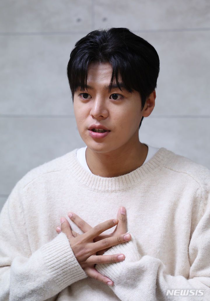 [서울=뉴시스] 고승민 기자 = 배우 려운이 서울 뉴시스 본사에서 인터뷰를 하고 있다. 2023.11.15. kkssmm99@newsis.com
