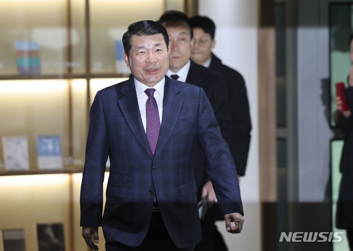 [서울=뉴시스] 김근수 기자 =  백경현 구리시장이 13일 오전 서울 중구 서울시청에서 오세훈 서울시장과 구리시의 서울 편입 관련 논의를 하기 위해 시장실로 이동하고 있다. 2023.11.13. ks@newsis.com