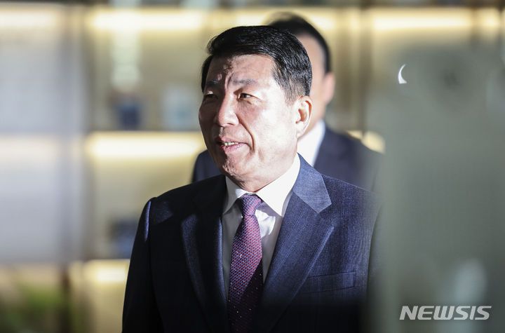 [서울=뉴시스] 김근수 기자 =  백경현 구리시장이 13일 오전 서울 중구 서울시청에서 오세훈 서울시장과 구리시의 서울 편입 관련 논의를 하기 위해 시장실로 이동하고 있다. 2023.11.13. ks@newsis.com