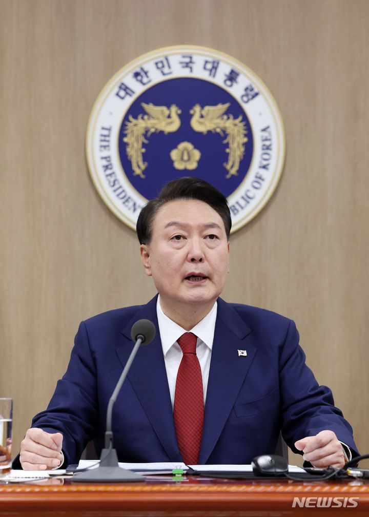 [서울=뉴시스] 조수정 기자 = 윤석열 대통령이 14일 서울 용산 대통령실 청사에서 열린 국무회의를 주재하고 있다. 2023.11.14. chocrystal@newsis.com