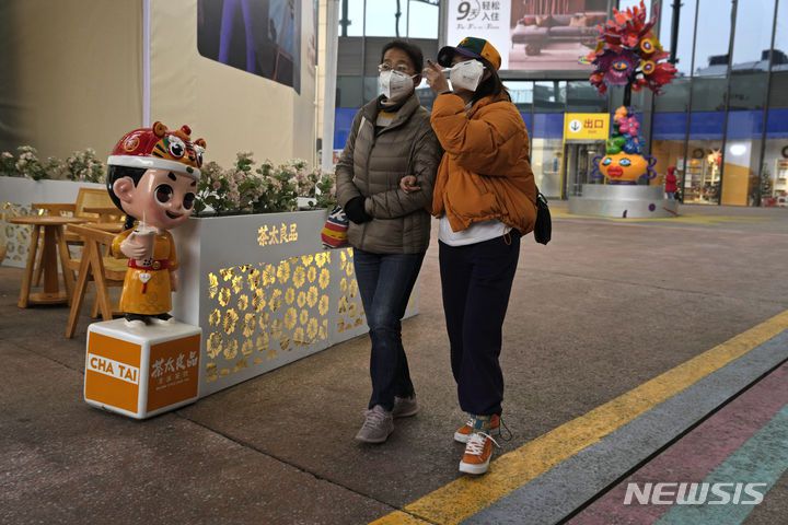 [베이징=AP/뉴시스] 중국에서 채무 상환을 못 해 블랙리스트에 오른 신용불량자가 4년 새 약 50% 급증해 코로나19 팬데믹이후 사상 최다인 845만명을 기록했다. 사진은 지난 11월 15일 베이징의 한 쇼핑몰 모습. 2023.12.04