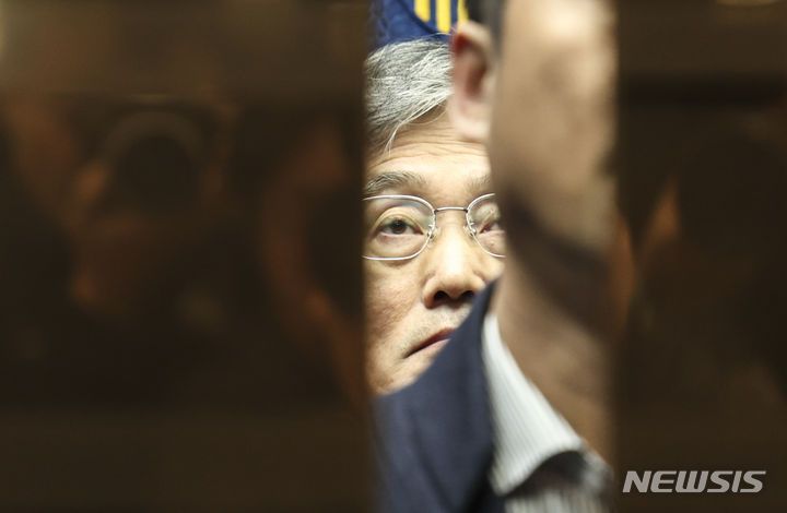 [서울=뉴시스] 김근수 기자 = 조희대 대법원장 후보자가 지난달 15일 오전 서울 서초구에 마련된 후보자 사무실로 출근하고 있다. 2023.11.15. ks@newsis.com