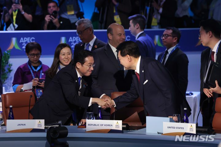 [샌프란시스코=뉴시스] 조수정 기자 = 한국 정부가 강제징용 해법을 발표한지 1년을 맞이해 일본 마이니치신문이 5일 사설로 양국 협력 심화를 촉구했다. 사진은 지난해 11월 17일(현지시간) 윤석열 대통령(오른쪽)이 미국 샌프란시스코 모스코니센터 정상회의장에서 열린 아시아태평양경제협력체(APEC) 세션 2 리트리트 회의에서 기시다 후미오 일본 총리와 악수하고 있는 모습. (공동취재) 2024.03.05. chocrystal@newsis.com
