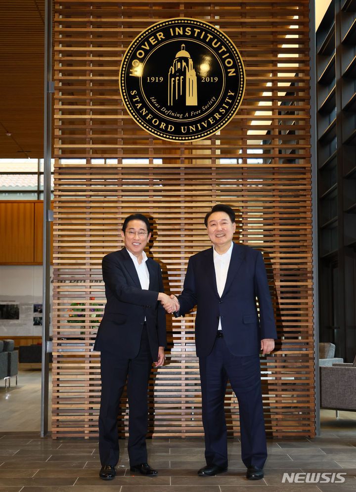 [샌프란시스코=뉴시스] 조수정 기자 = 아시아태평양경제협력체(APEC) 정상회의 참석차 미국을 방문 중인 윤석열 대통령과 기시다 후미오 일본 총리가 17일(현지시간) 캘리포니아주 스탠퍼드대학교 후버연구소에서 열린 한일 정상 좌담회를 마친 뒤 기념촬영하고 있다. (공동취재) 2023.11.18. chocrystal@newsis.com