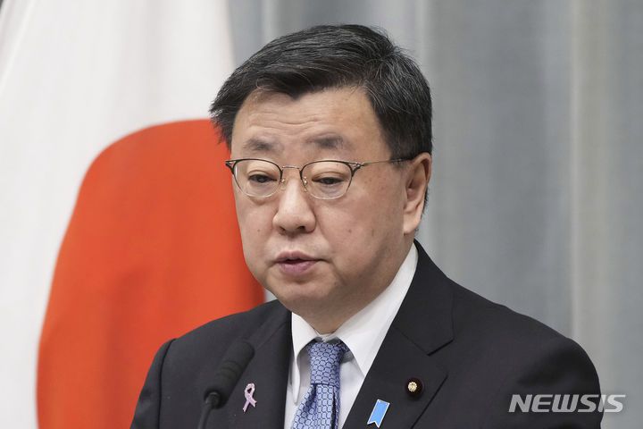 [도쿄=AP/뉴시스] 마쓰노 히로카즈 일본 관방장관이 지난달 20일 도쿄 총리관저에서 기자회견 하고 있다. 2023.12.10.