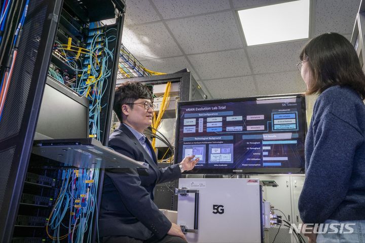 [서울=뉴시스]SK텔레콤은 오픈랜 가상화 기지국의 소모전력과 처리 용량을 개선한 차세대 가상화 기지국을 개발, 시험에 성공했다고 20일 밝혔다. 사진은 SK텔레콤 직원들이 차세대 가상화 기지국 기술을 테스트하는 모습. (사진=SK텔레콤 제공)