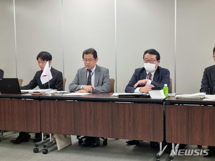 [도쿄=뉴시스] 강지은 기자 = 일본에서 의대 정원 결정은 후생노동성 산하 의사수급분과회에서 논의를 거쳐 의견을 내면 내각에서 총리 주재 회의(각의)로 결정한다. 특히 분과회 멤버 20명 중 14명이 의사일 정도로 의사들이 의대 정원 의사결정 과정에 깊숙히 들어간다. (사진=고용노동부 공동취재단) 2023.11.21 kkangzi87@newsis.com