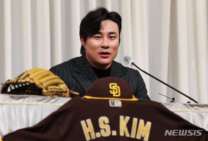 [서울=뉴시스] 권창회 기자 = 미국 프로야구(MLB)에서  골드글러브를 수상한 샌디에이고 파드리스 김하성이 20일 오전 서울 강남구 호텔리베라에서 열린 골드글러브 수상 공식 기자회견에서 취재진의 질문에 답하고 있다. 2023.11.20. kch0523@newsis.com