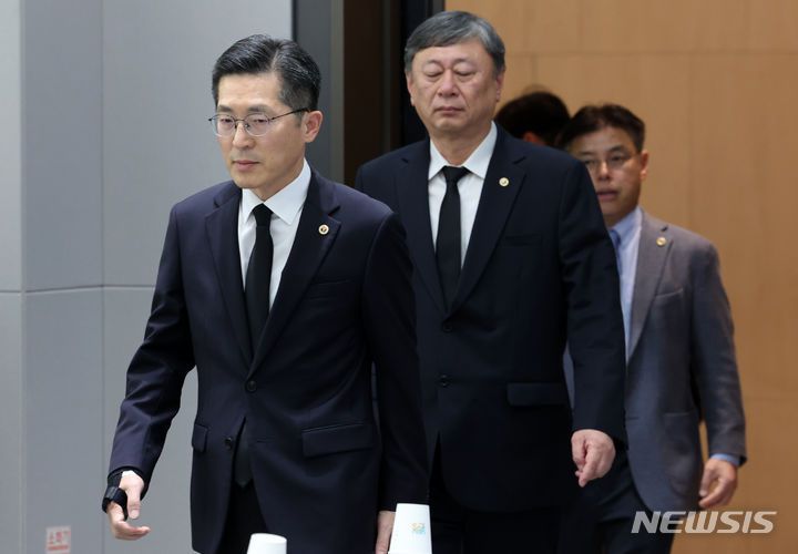 [서울=뉴시스] 조성우 기자 = 이필수 대한의사협회 회장(맨 왼쪽)이 21일 오후 서울 용산구 대한의사협회 회관에서 열린 정부의 의대 정원 수요조사 결과 발표에 대한 대한의사협회 긴급 기자회견에 참석하고 있다. 왼쪽부터 이필수 대한의사협회 회장, 이정근 대한의사협회 상근부회장, 서정성 대한의사협회 총무이사. 2023.11.21. xconfind@newsis.com