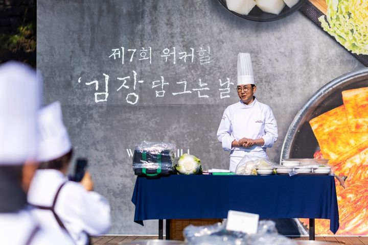 '워커힐 수펙스(SUPEX) 김치' 레시피를 공개하는 연구소 김영석 조리장 *재판매 및 DB 금지