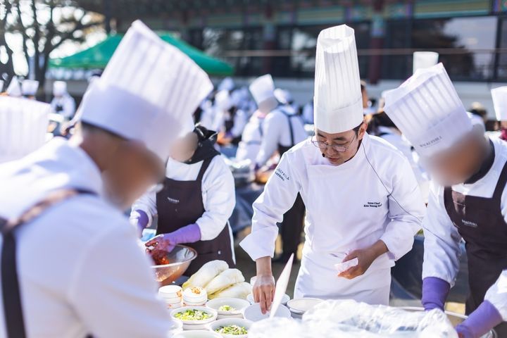 참가자 지도에 나선 김영석 조리장 *재판매 및 DB 금지