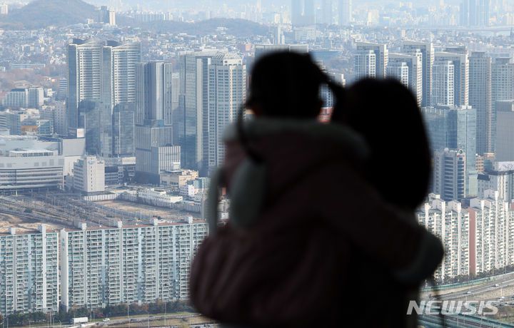 [서울=뉴시스] 김근수 기자 = 26일 서울 영등포구 여의도 63 빌딩 전망대에서 시민들이 서울 시내를 내려다 보고있다. 국내 한 부동산 전문 리서치업체에 따르면 오는 12월 전국 6만가구에 달하는 아파트가 분양될 예정으로 올해 월간 최대 물량을 기록할 전망이라고 밝혔다.  2023.11.26. ks@newsis.com