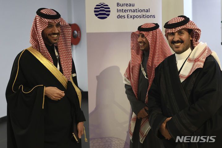 [파리=AP/뉴시스] 사우디아라비아 엑스포 유치단이 28일(현지시각) 2030 엑스포 개최 도시 투표가 열리기 전 프랑스 파리 외곽 이시레물리노의 팔레 데 콩그레 회의장에 모여 있다. 이날 열린 2030년 세계박람회 개최 도시 투표에서 사우디 수도 리야드가 119표, 한국 부산이 29표, 이탈리아 로마가 17표를 얻어 리야드의 개최가 확정됐다. 2023.11.29.