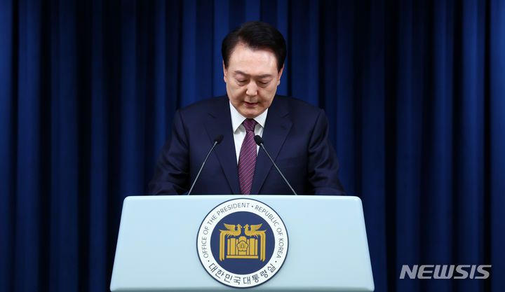 [서울=뉴시스] 전신 기자 = 윤석열 대통령 29일 서울 용산 대통령실 청사에서 부산엑스포 유치 실패 관련 대국민 담화를 하고 있다. 2023.11.29. photo1006@newsis.com