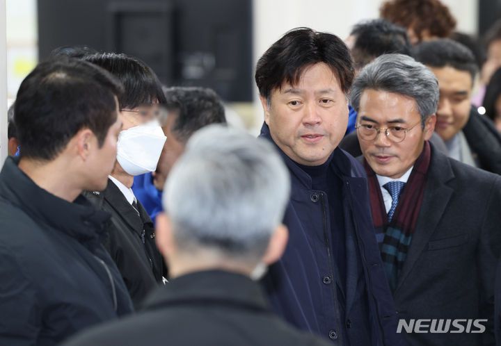 [서울=뉴시스] 김근수 기자 = 김용 전 더불어민주당 민주연구원 부원장이 지난달 30일 오후 서울 서초구 서울중앙지법에서 열린 민주당 불법 대선자금 의혹 선고 공판에 출석하고 있다. 2023.11.30. ks@newsis.com