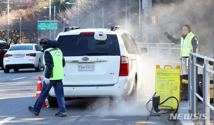[서울=뉴시스] 최진석 기자 = 서울시 기후환경본부 대기정책과 운행차 관리팀이 지난 1일 서울 양천구 한 도로에서 차량 배출가스 점검을 하고 있다. 2023.12.01. myjs@newsis.com