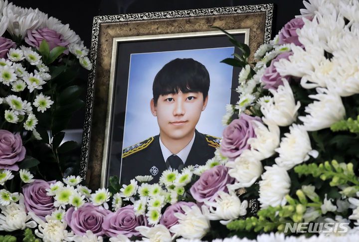 [제주=뉴시스] 우장호 기자 = 2일 오전 제주시 연동 제주소방안전본부 1층에 마련된 시민분향소에 고(故) 임성철 소방장의 영정이 놓여 있다. 화재 진압 중 순직한 임 소방장의 장례는 오는 5일 제주특별자치도장(葬)으로 엄수된다.  2023.12.02. woo1223@newsis.com