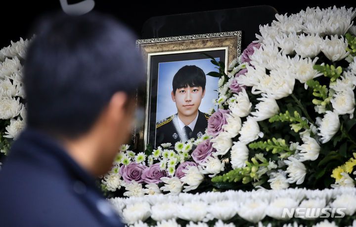 [제주=뉴시스] 우장호 기자 = 2일 오전 제주시 연동 제주소방안전본부 1층에 마련된 시민분향소에서 고(故) 임성철 소방장의 동료들이 고인을 추모하고 있다. 화재 진압 중 순직한 임 소방장의 장례는 오는 5일 제주특별자치도장(葬)으로 엄수된다.  2023.12.02. woo1223@newsis.com