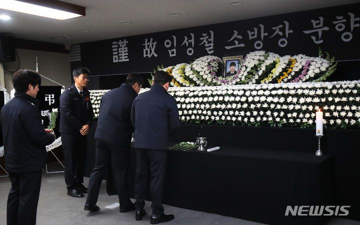 [제주=뉴시스] 우장호 기자 = 2일 오전 제주시 연동 제주소방안전본부 1층에 마련된 시민분향소에서 고(故) 임성철 소방장의 동료들이 고인을 추모하고 있다. 화재 진압 중 순직한 임 소방장의 장례는 오는 5일 제주특별자치도장(葬)으로 엄수된다.  2023.12.02. woo1223@newsis.com