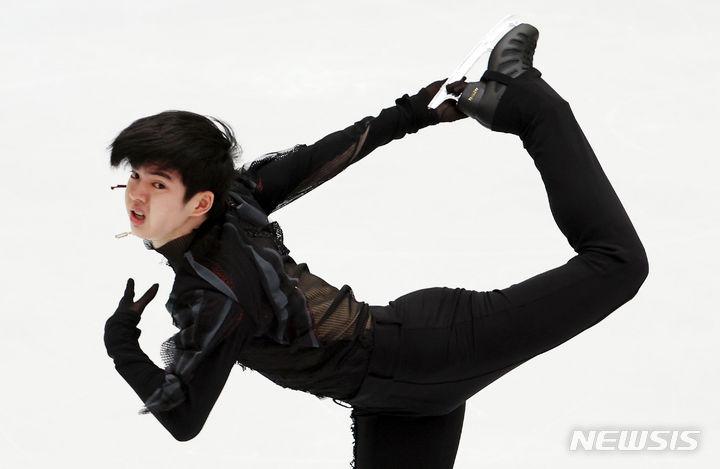 [의정부=뉴시스] 홍효식 기자 = 차준환이 3일 경기도 의정부 실내빙상장에서 열린 2023 KB금융 전국남녀 피겨스케이팅 회장배 랭킹대회에서 연기를 펼치고 있다. 2023.12.03. yesphoto@newsis.com