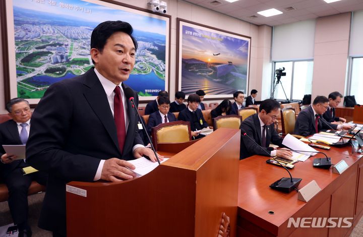 [서울=뉴시스] 조성봉 기자 = 원희룡 국토교통부 장관이 5일 오전 서울 여의도 국회에서 열린  국토교통위원회 전체회의에서 전세사기 유형 및 피해 규모 등에 관한 보고를 하고 있다. 2023.12.05. suncho21@newsis.com