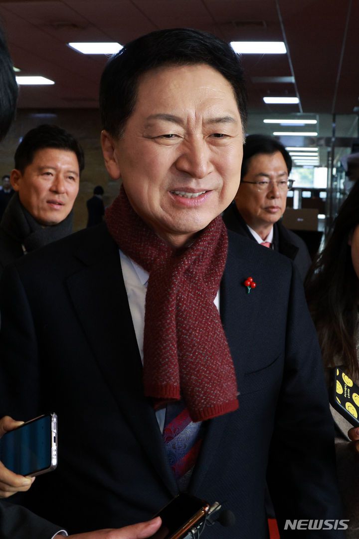 [서울=뉴시스] 고범준 기자 = 김기현 국민의힘 대표가 5일 오전 서울 여의도 국회에서 취재진 질문을 받으며 이동하고 있다. 2023.12.05. bjko@newsis.com