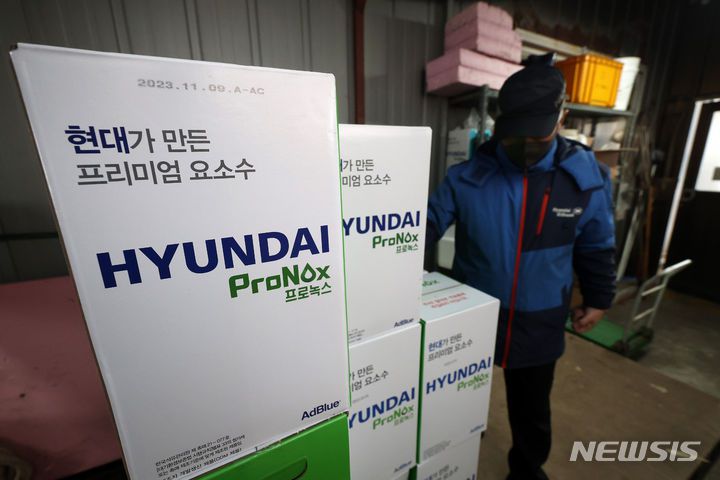 [서울=뉴시스] 김명년 기자 = 중국 세관이 한국에 대한 요소 수출 통관을 보류하면서 2차 요소수 대란 우려가 커지고 있다. 5일 오후 서울 양천구의 한 주유소 창고에서 관계자가 요소수 수량을 파악하고 있다. 2023.12.05. kmn@newsis.com