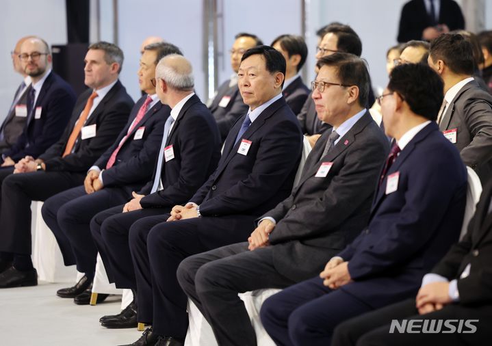 [부산=뉴시스] 하경민 기자 = 신동빈 롯데그룹 회장이 5일 부산 강서구 미음동 국제산업물류도시에서 열린 최첨단 자동화 물류센터인 '고객 풀필먼트 센터'(CFC) 기공식에 참석, 행사진행을 지켜보고 있다. 오카도 스마트 플랫폼(OSP)이 적용된 롯데쇼핑의 첫 번째 물류센터인 부산CFC는 연면적 약 4만2000㎡ 규모로 건립되면 기존 온라인 물류센터보다 상품 구색을 2배 가량 많은 4만5000여 종으로 늘리고, 배송 처리량도 약 2배 늘어난 하루 3만여 건으로 확대될 것으로 전망된다. 2023.12.05. yulnetphoto@newsis.com