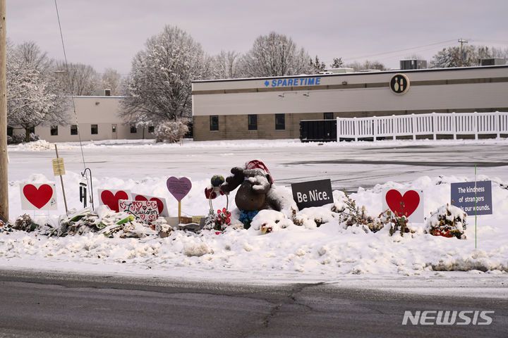 [루이스턴( 미 메인주)=AP/뉴시스] 메인주 사상 최악의 총기 난사가 일어난 볼링장 앞에 12월 5일 내린 눈이 쌓여 사망한 18명을 애도하는 추모의 글들과 꽃다발 등이 눈에 파묻혀가고 있다. 2023.12.06.