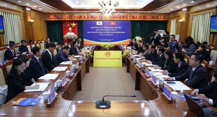 [홍성=뉴시스] 김태흠 충남지사와 방문단 일행이 5일(현지 시간) 오후 베트남 박장성 청사에서 레 아인 즈엉 박장성 인민위원회 위원장(성장) 및 관계자들과 우호협력 협정을 체결한 후 교류협력 활성화 방안을 논의하고 있다. *재판매 및 DB 금지